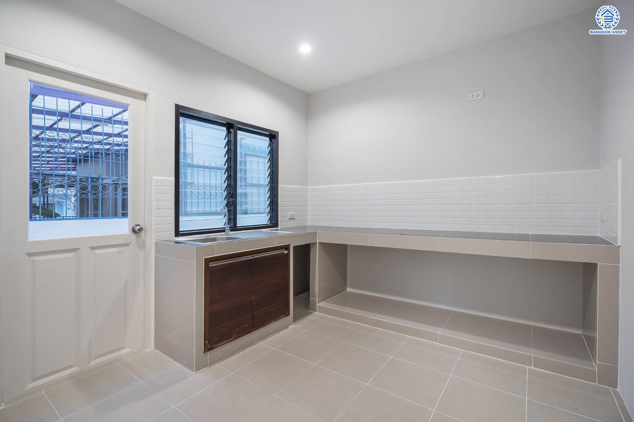 บ้านมือสองตกแต่งใหม่ แบรนด์ LH โครงการ ชัยพฤกษ์ วัดลาดปลาดุก ตอบโจทย์ทุกการอยู่อาศัย เนื้อที่ 106 ตร.ว. พื้นที่ใช้สอยมากถึง 225.5 ตร.ม. ฟังก์ชัน 3 ห้องนอน 4 ห้องน้ำ 1 ห้องแม่บ้าน จอดรถได้ 2 คัน บนทำเลดีที่สุด! ใกล้เซ็นทรัลเวสต์เกต ทางด่วน "กาญจนาภิเษก" และรถไฟฟ้าสายสีม่วง "สถานีคลองบางไผ่"